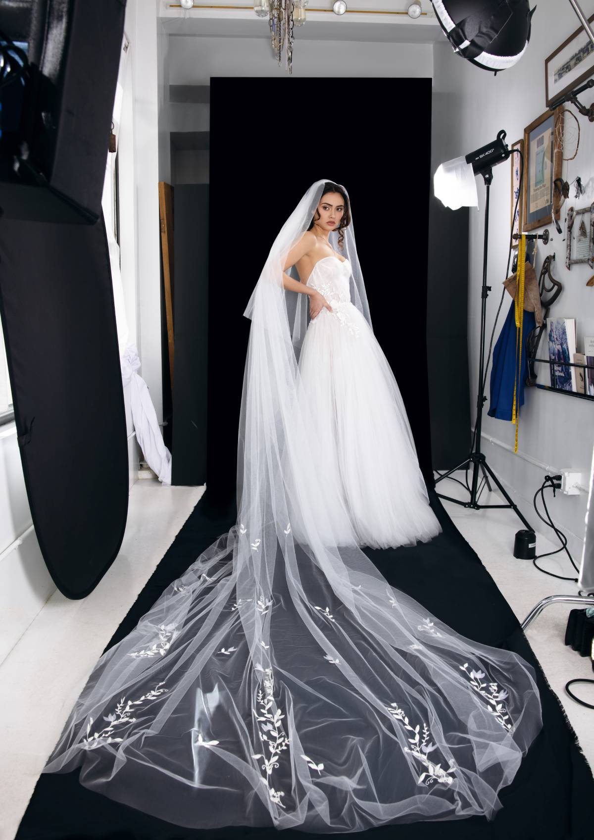 Bride Dress Model Primavera - Strapless bustier gown with appliques - Verdin New York