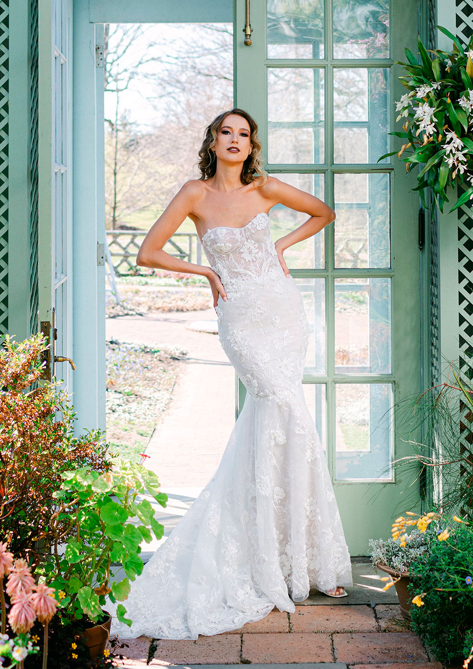 Wedding dress model Halo - Dress in Strapless style with trumpet gown and chapel train - Verdin New York